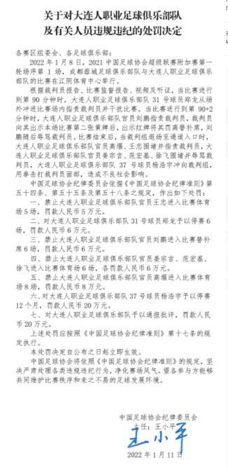 只要你目不转睛地盯着它，它就会站起身来，捶胸顿足，作势要攻击你;它是在表演，它想吓唬你，让你把目光移开。